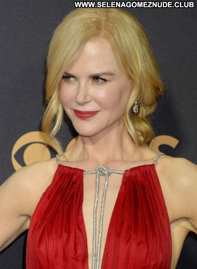Nicole Kidman Primetime Emmy Awards Paparazzi Beautiful Posing Hot