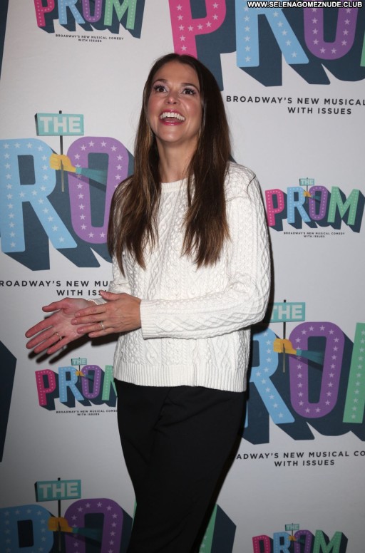 Sutton Foster No Source Celebrity Beautiful Sexy Babe Posing Hot