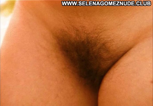 Linda Kozlowski Zorn Posing Hot Breasts Babe Close Up Big Tits