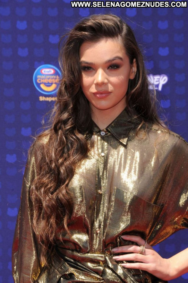 Hailee Steinfeld Los Angeles Babe Angel Awards Posing Hot Celebrity