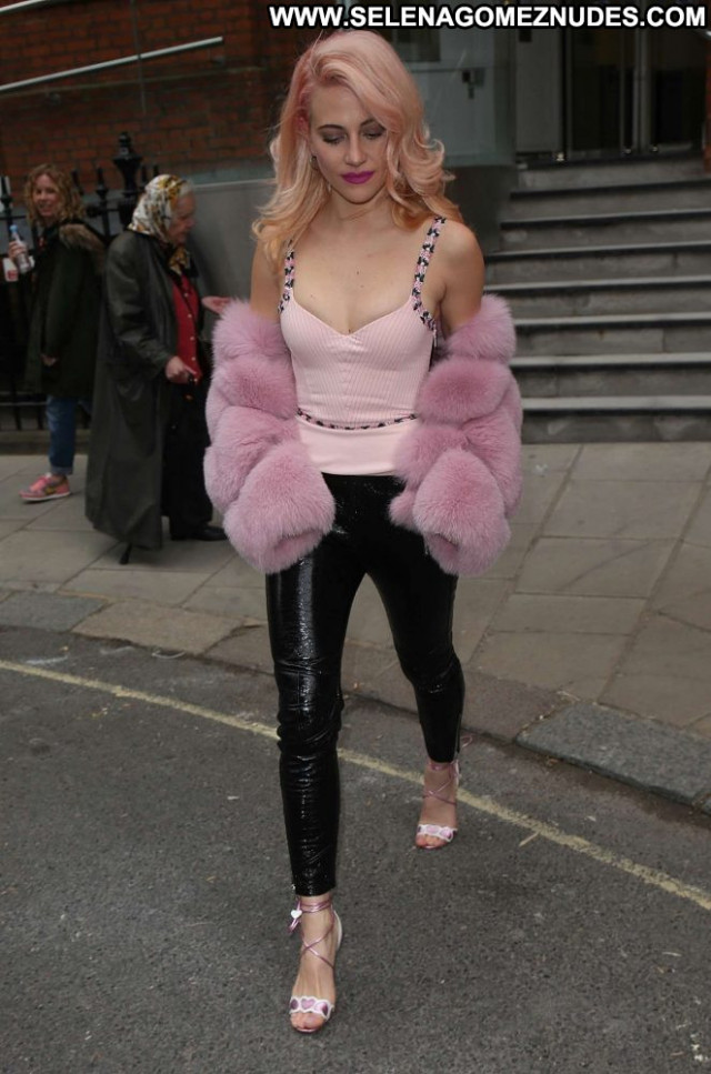 Pixie Lott No Source London Posing Hot Babe Paparazzi Beautiful