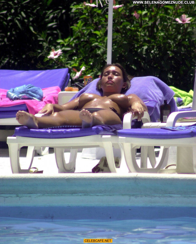 Lucinda Rhodes Flaherty No Source Pool Posing Hot Toples Poolside