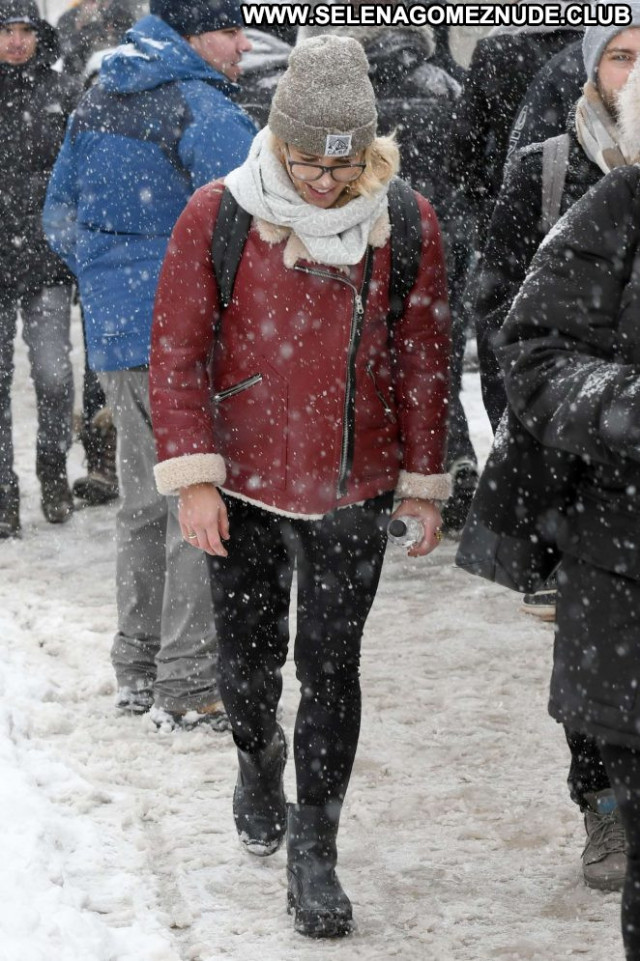 Emily Bett Rickards No Source  Babe Posing Hot Park Paparazzi