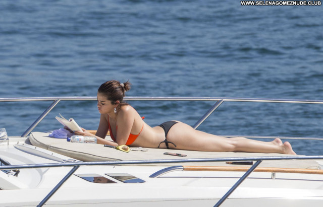 Selena Gomez Ramona And Beezus Celebrity Candid Posing Hot Swimsuit