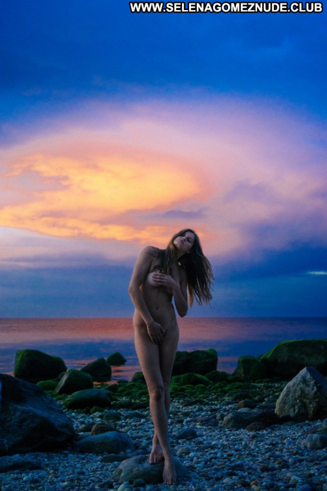 Sofia Vergara Poison Ivy Actress Pretty Nude Model Magazine Hat