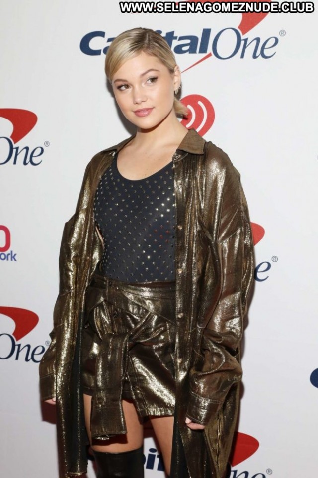 Olivia Holt New York Celebrity Paparazzi Beautiful Posing Hot Babe