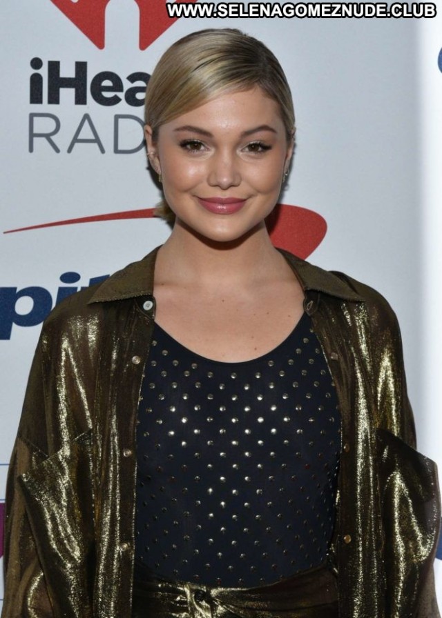 Olivia Holt New York Posing Hot Beautiful Babe Paparazzi Celebrity