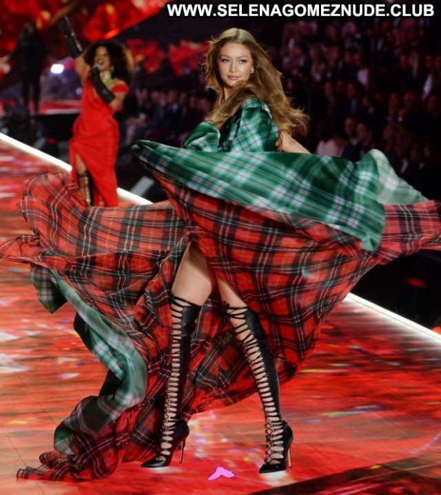 Gigi Hadid Fashion Show Beautiful Babe Celebrity Fashion Paparazzi