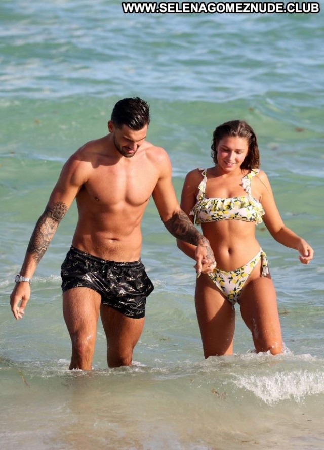 Zara Mcdermott The Beach Celebrity Posing Hot Beautiful Paparazzi