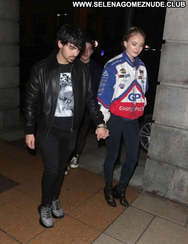 Sophie Turner No Source Celebrity Beautiful London Paparazzi Posing