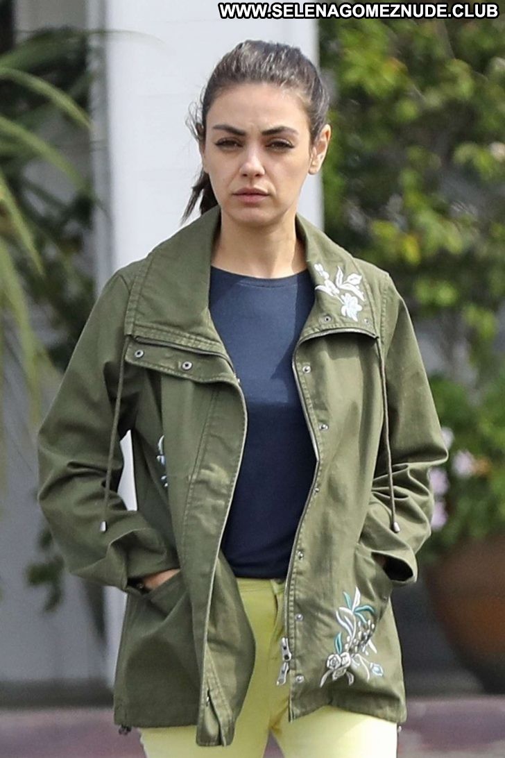 Mila Kunis Los Angeles Los Angeles Celebrity Beautiful Babe Posing Hot