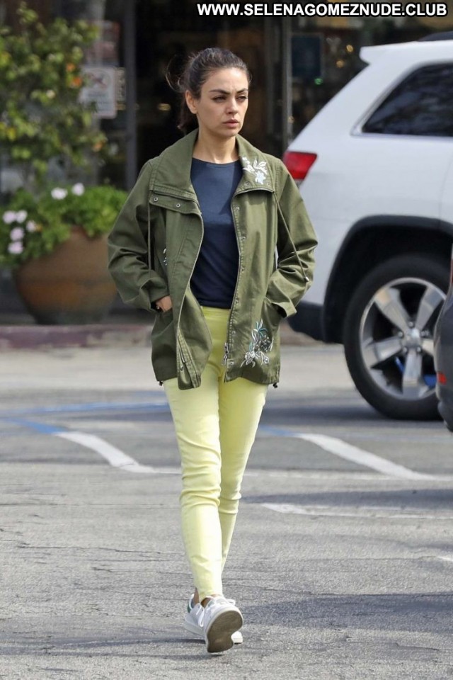 Mila Kunis Los Angeles Posing Hot Beautiful Babe Paparazzi Celebrity