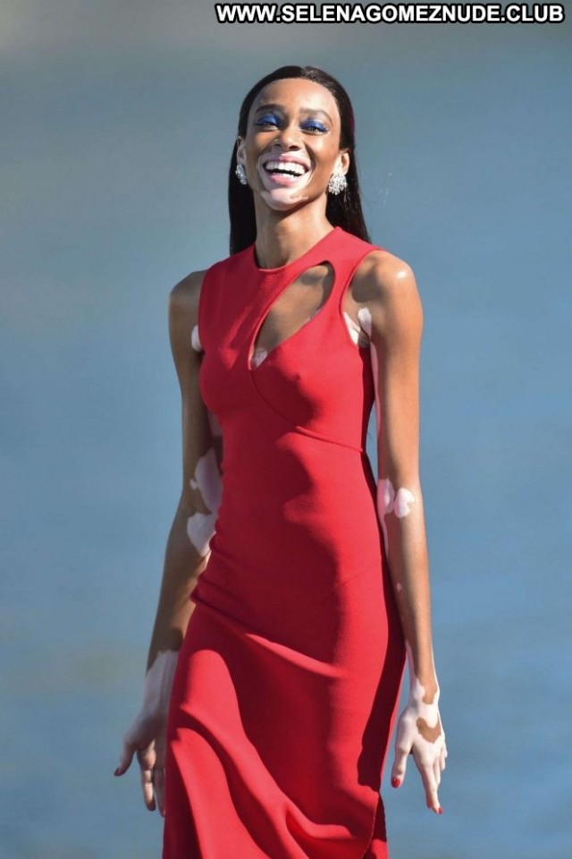 Winnie Harlow No Source Paris Celebrity Paparazzi Posing Hot Babe