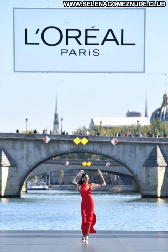 Winnie Harlow No Source Paparazzi Posing Hot Celebrity Babe Paris