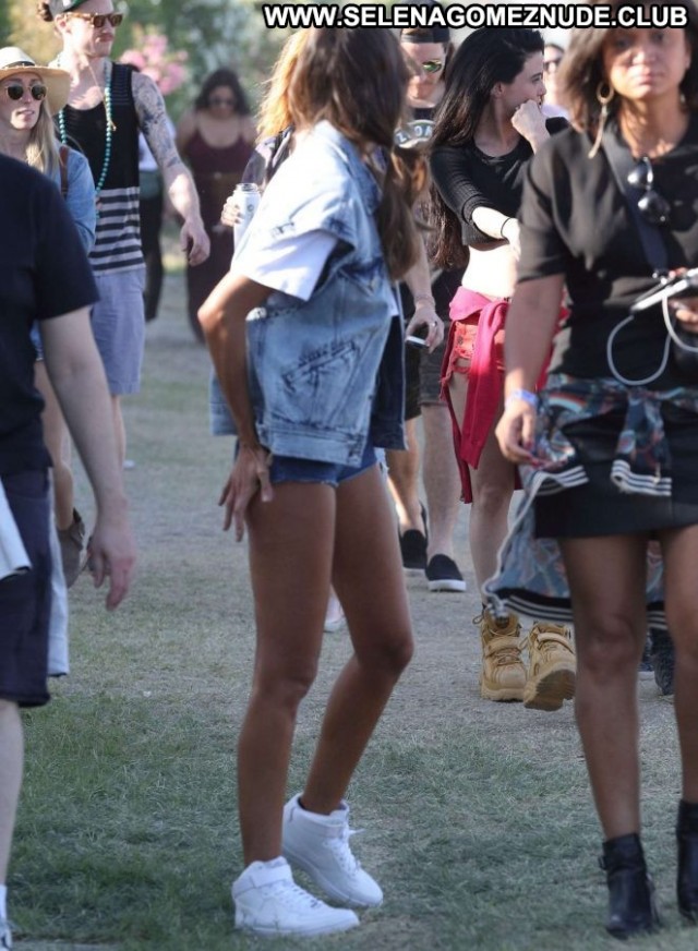 Izabel Goulart No Source Paparazzi Babe Posing Hot Coach Celebrity