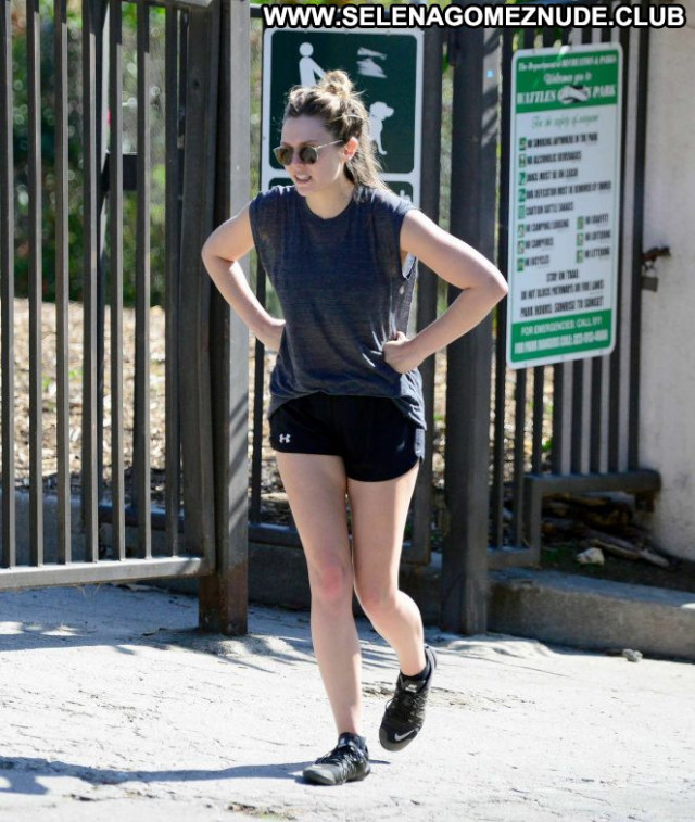 Elizabeth Olse No Source  Shorts Hollywood Celebrity Paparazzi Posing