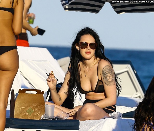 Rumer Willis On The Edge Sexy Celebrity Beautiful Friends Posing Hot