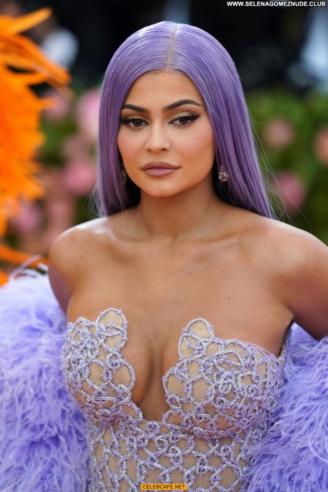 Kylie Jenner No Source Cleavage Beautiful Babe Sex See Through Posing