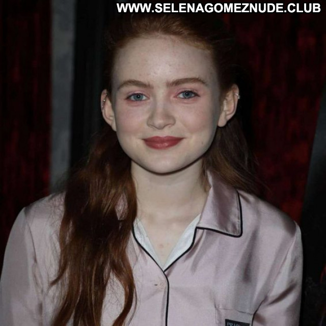 Sadie Sink New York Posing Hot Beautiful Babe Celebrity Paparazzi