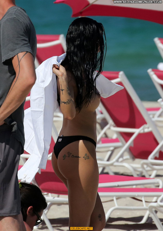 Giulia De Miami Beach Beautiful Celebrity Babe Beach Topless Posing