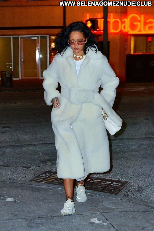 Rihanna Night New York Posing Hot Beautiful New York Paparazzi Babe