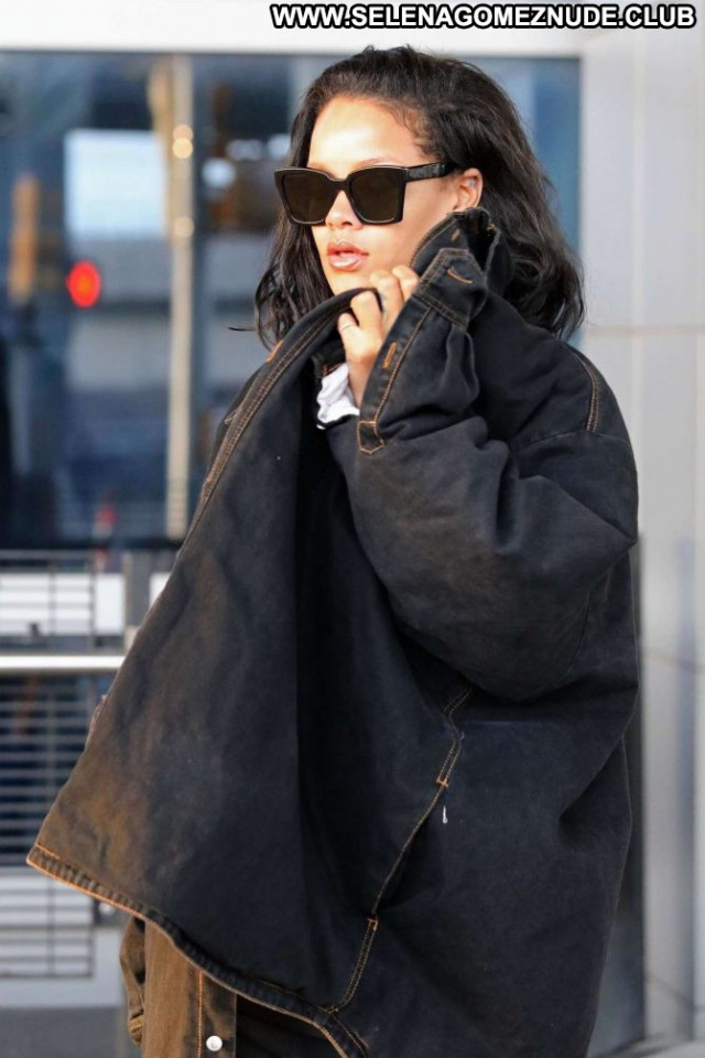 Rihanna Arriving Jfk Airport In Nyc Babe Beautiful Nyc Posing Hot