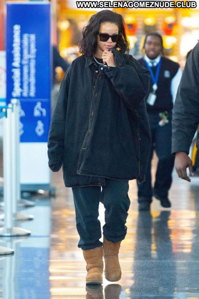 Rihanna Arriving Jfk Airport In Nyc Beautiful Paparazzi Babe