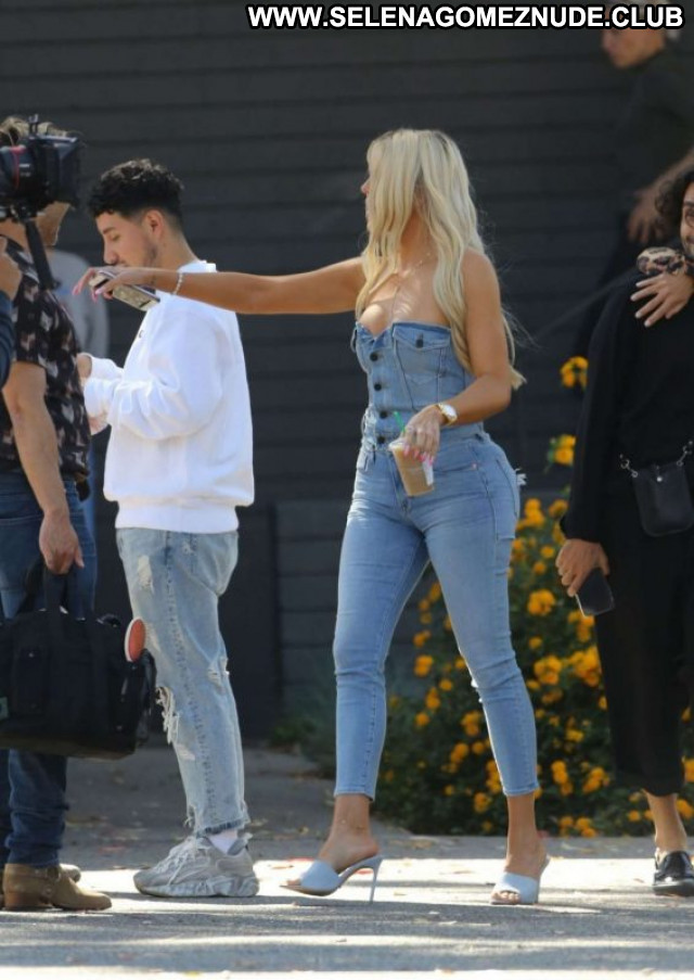 Khloe Kardashian Los Angeles Posing Hot Babe Beautiful Paparazzi