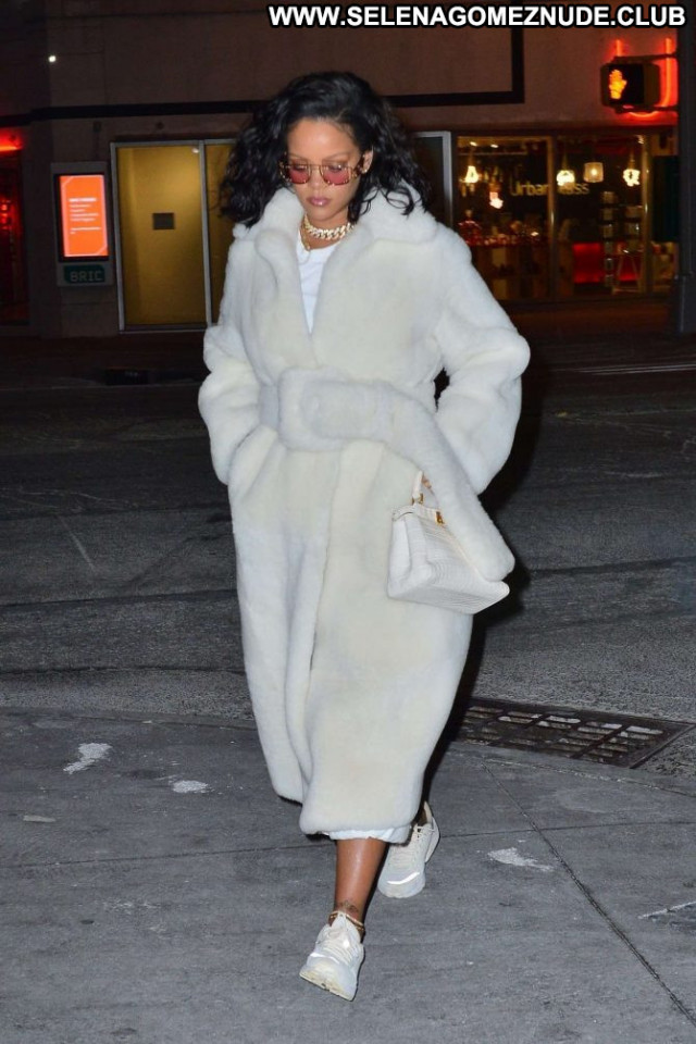 Rihanna Night New York  Celebrity Posing Hot Beautiful Paparazzi New