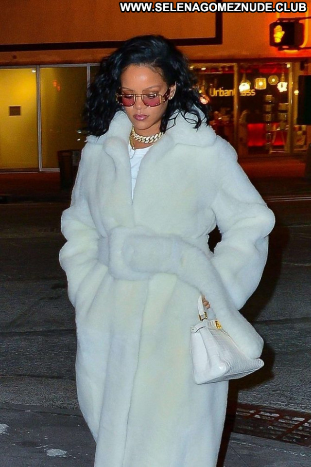 Rihanna Night New York Celebrity Babe Paparazzi Posing Hot Beautiful