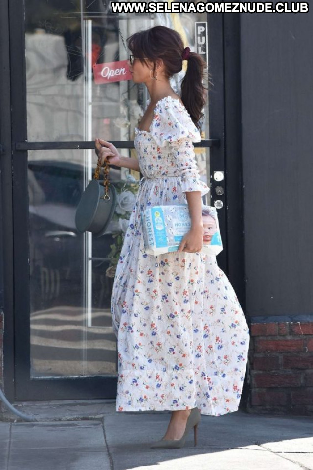 Sarah Hyland Los Angeles Paparazzi Posing Hot Babe Beautiful Celebrity
