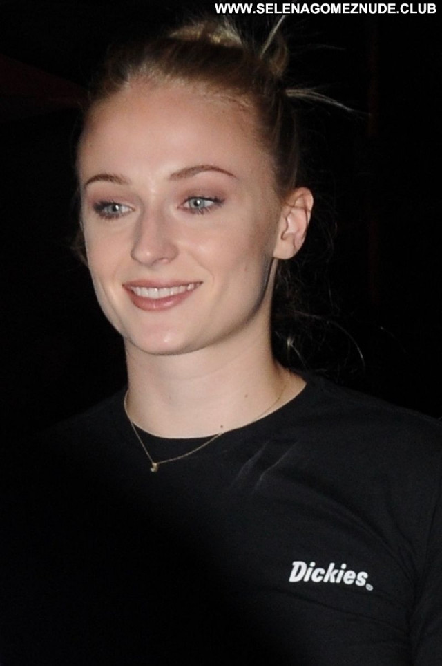 Sophie Turner No Source Posing Hot Babe Sexy Beautiful Celebrity