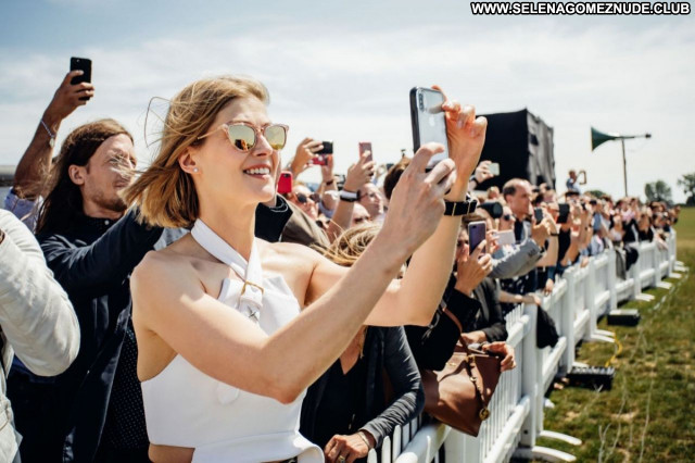 Rosamund Pike No Source  Posing Hot Sexy Babe Celebrity Beautiful