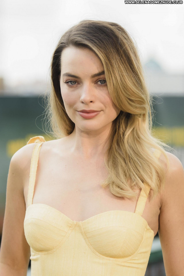 Margot Robbie No Source  Posing Hot Babe Beautiful Sexy Celebrity