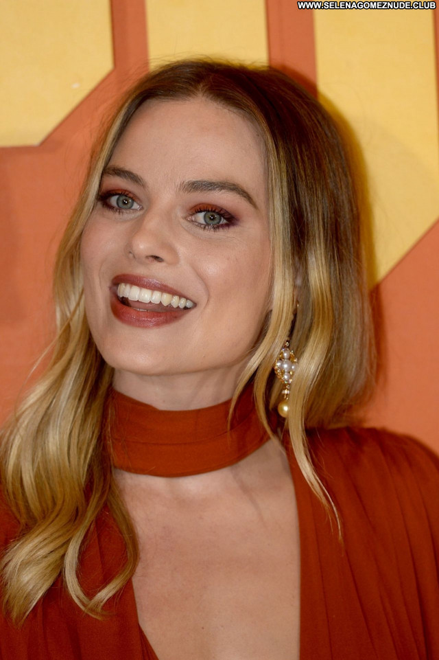 Margot Robbie No Source Beautiful Sexy Celebrity Babe Posing Hot