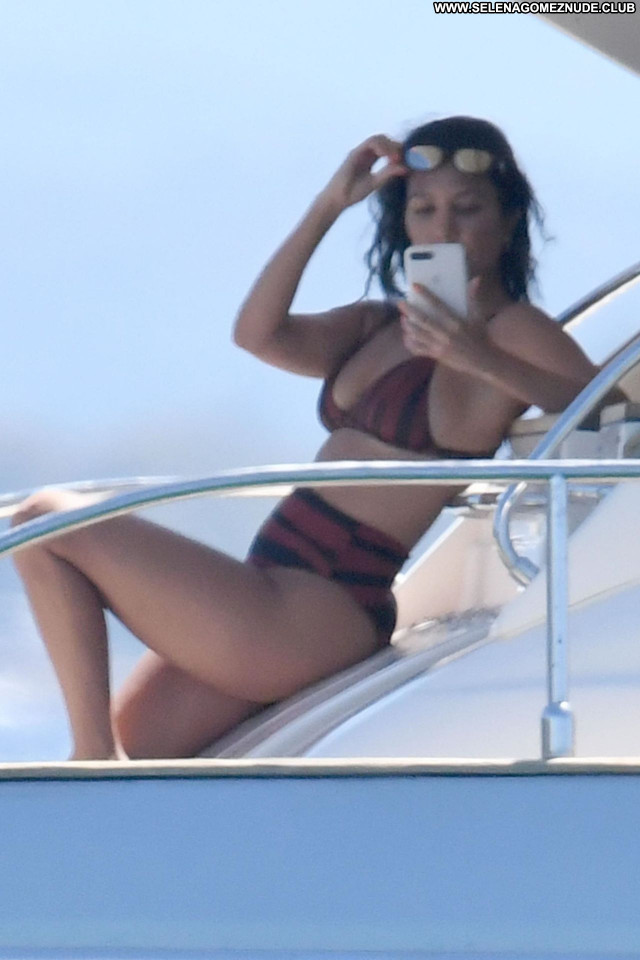 Kourtney Kardashian No Source Posing Hot Babe Sexy Celebrity Beautiful