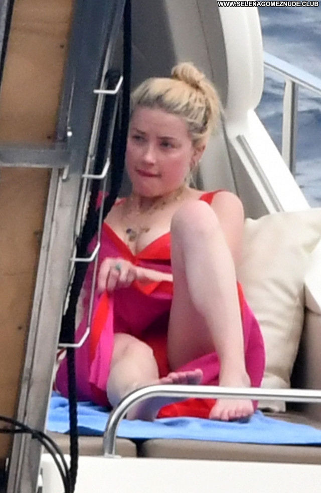 Amber Heard Sexy Beautiful Celebrity Posing Hot Babe