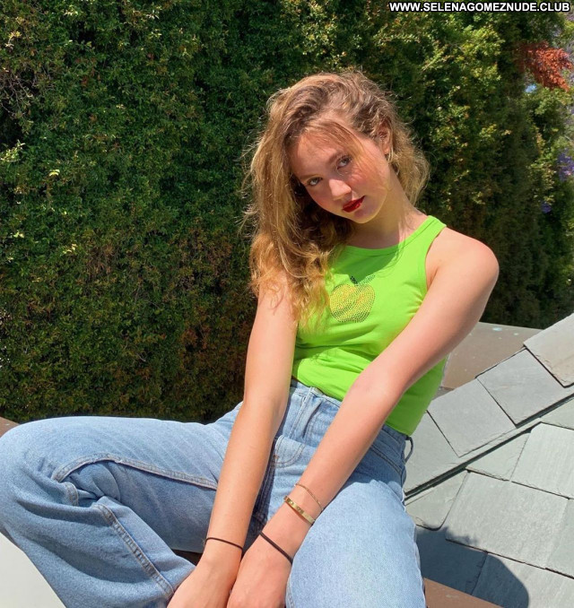 Iris Apatow No Source  Sexy Beautiful Posing Hot Babe Celebrity