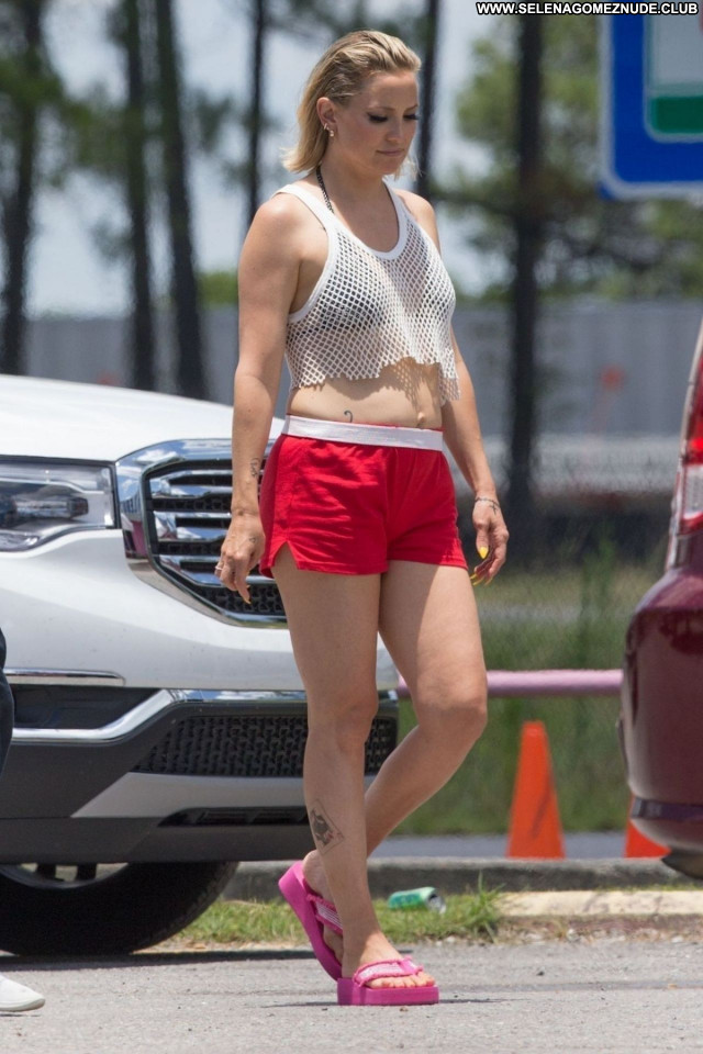 Kate Hudson Posing Hot Sexy Babe Beautiful Celebrity