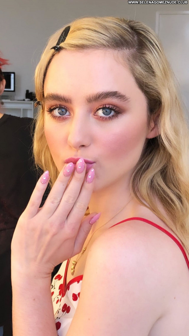 Kathryn Newton No Source  Beautiful Posing Hot Celebrity Babe Sexy