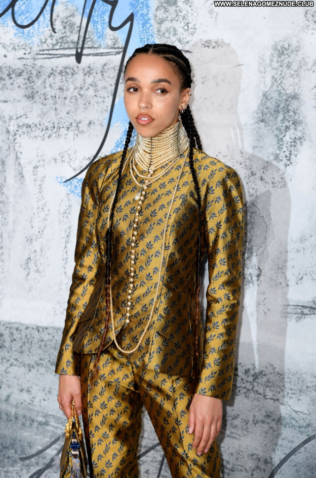 Fka Twigs No Source  Celebrity Posing Hot Beautiful Babe Sexy