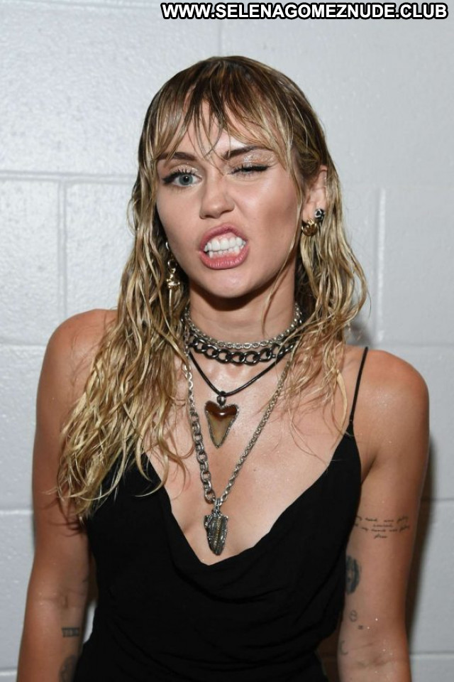 Miley Cyrus No Source Babe Celebrity Paparazzi Beautiful Posing Hot