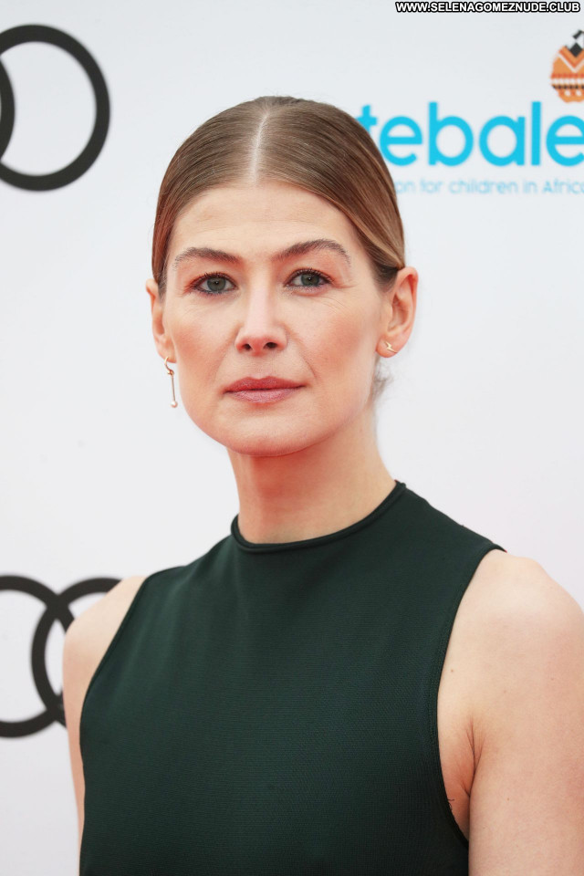 Rosamund Pike No Source Sexy Posing Hot Beautiful Celebrity Babe