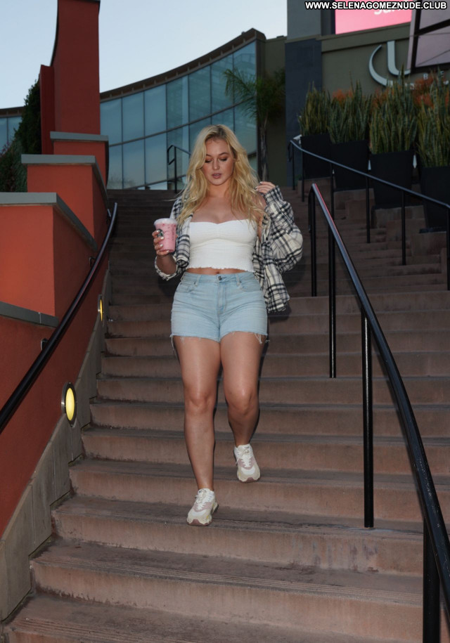 Iskra Lawrence No Source Posing Hot Sexy Beautiful Babe Celebrity