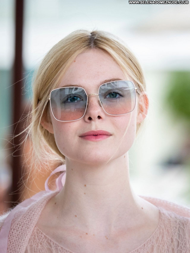 Elle Fanning No Source Beautiful Posing Hot Celebrity Sexy Babe