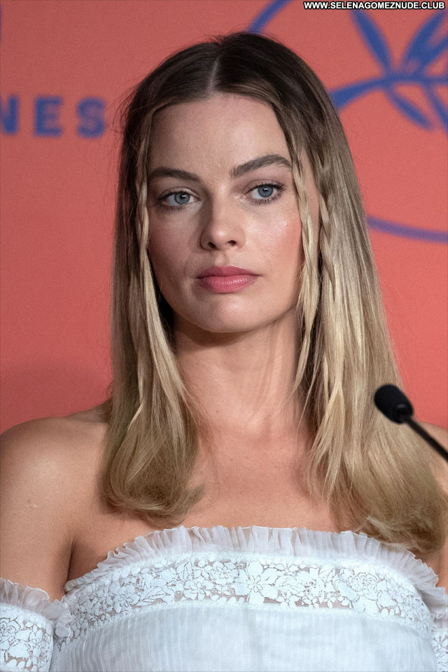 Margot Robbie No Source Beautiful Babe Sexy Posing Hot Celebrity