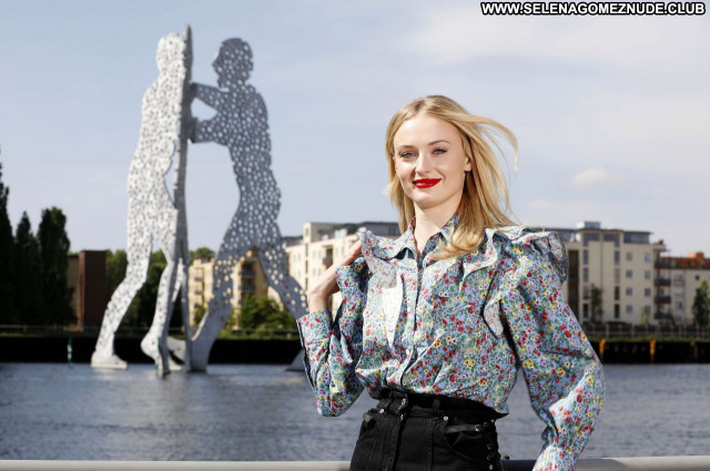Sophie Turner No Source Sexy Celebrity Beautiful Posing Hot Babe