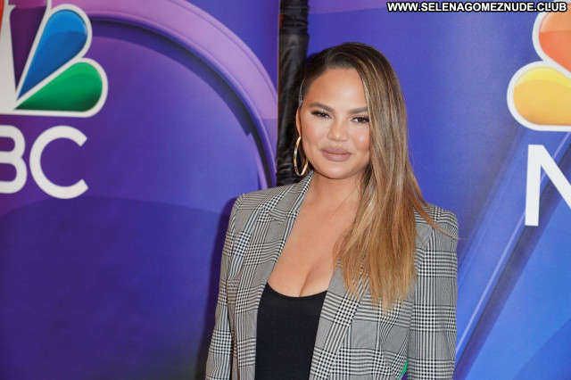 Chrissy Teigen No Source Posing Hot Sexy Beautiful Babe Celebrity