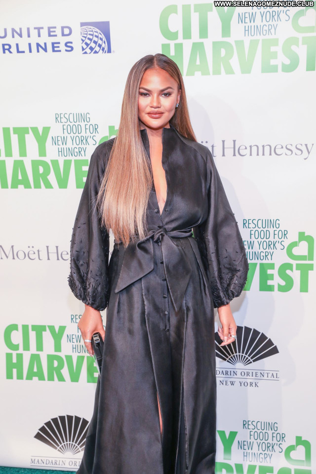 Chrissy Teigen No Source Posing Hot Babe Sexy Celebrity Beautiful