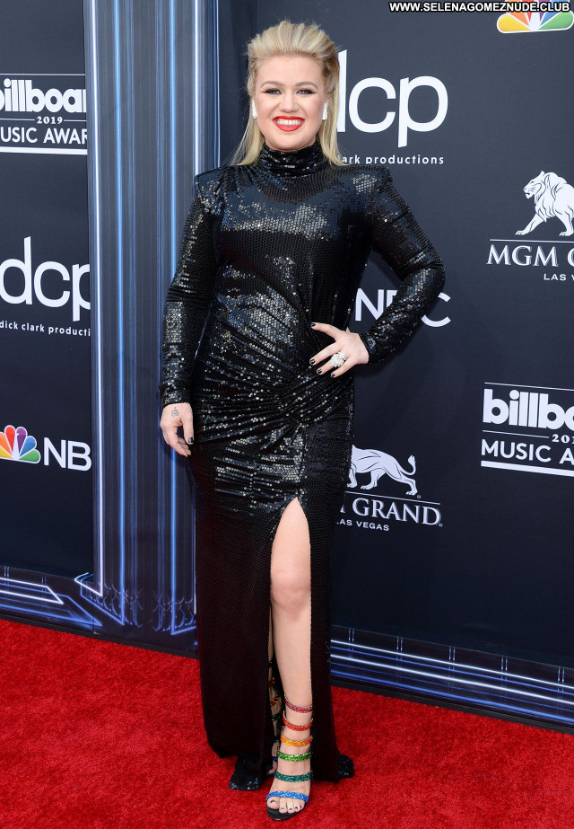 Kelly clarkson tits